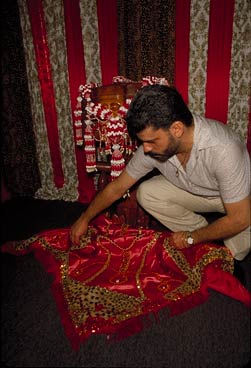 Glenn García installing a ritual throne for Shangó at the Historical Museum of Southern Florida.